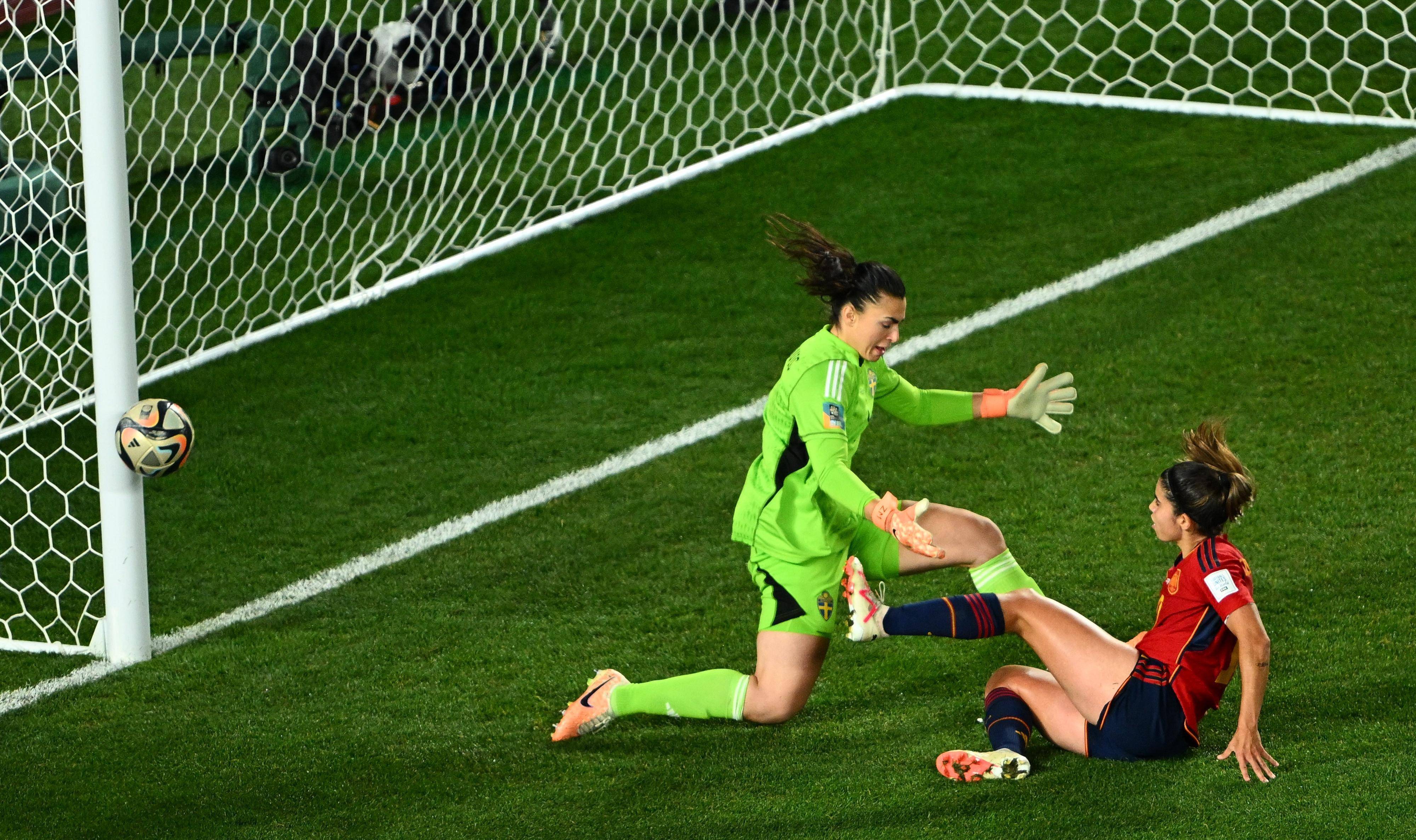 爱游戏-西班牙足球赛场上的惊心动魄一幕！(西班牙足球赛程)