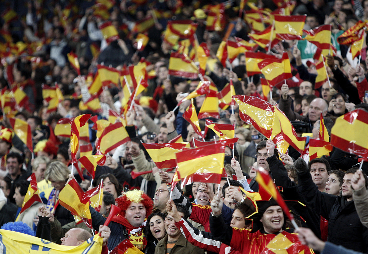 西班牙足球赛场上的惊心动魄一幕！(西班牙足球赛程)