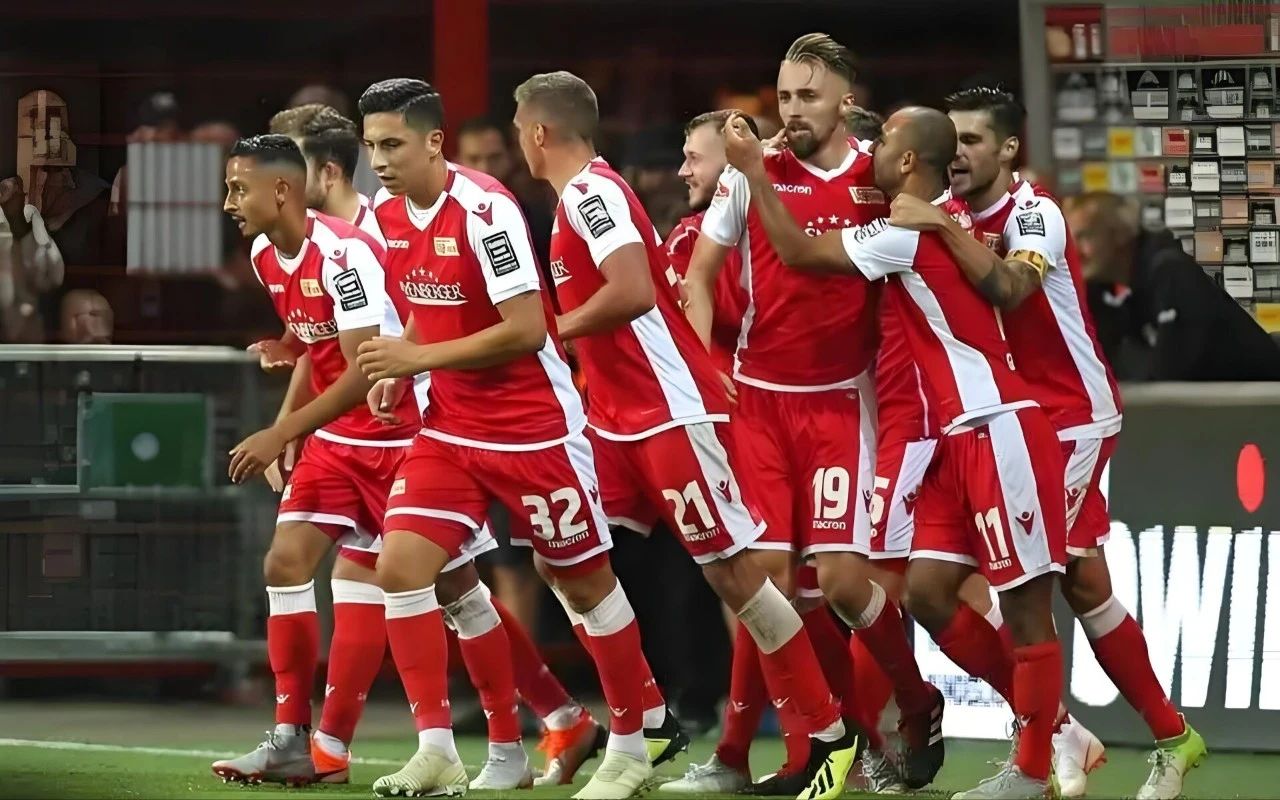 包含弗赖堡主场告捷，德甲中游球队上演逆袭的词条